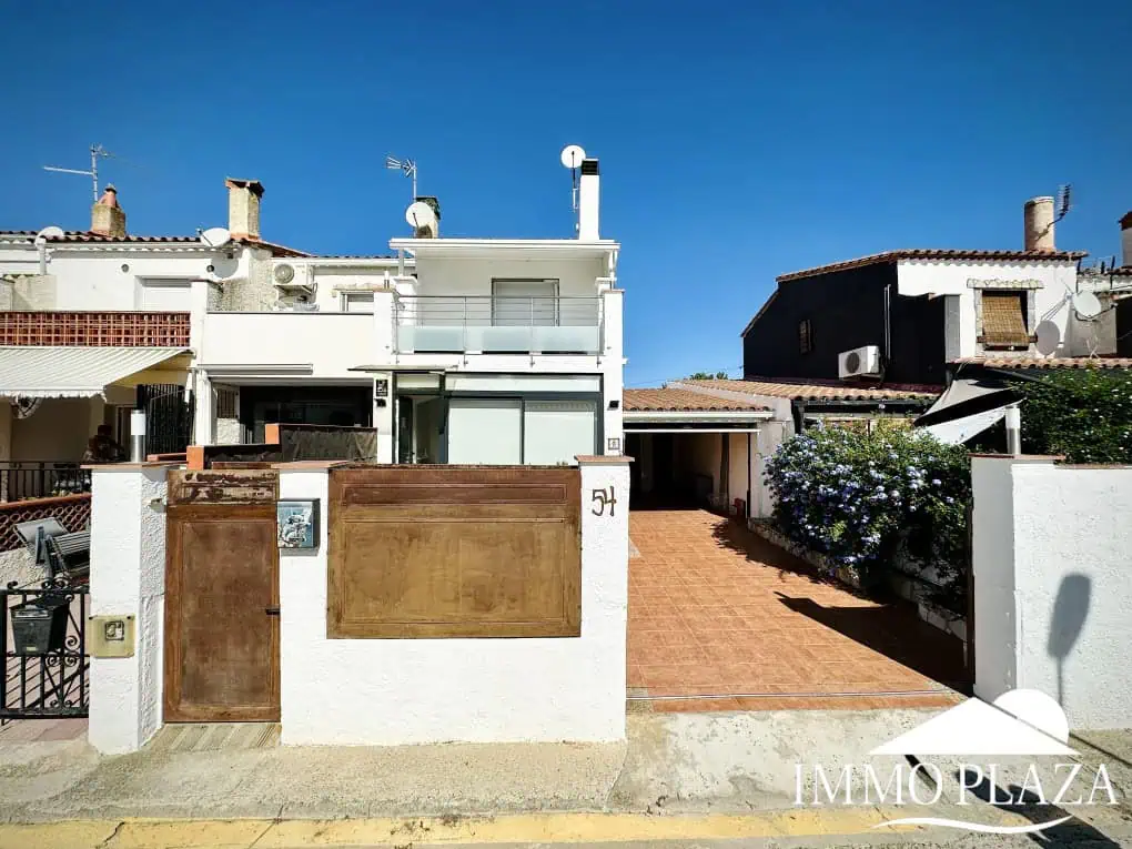 Wunderschön renoviertes Haus mit 3 Schlafzimmern, 1 Garage und 1 Privatparkplatz, Gemeinschaftspool – Empuriabrava