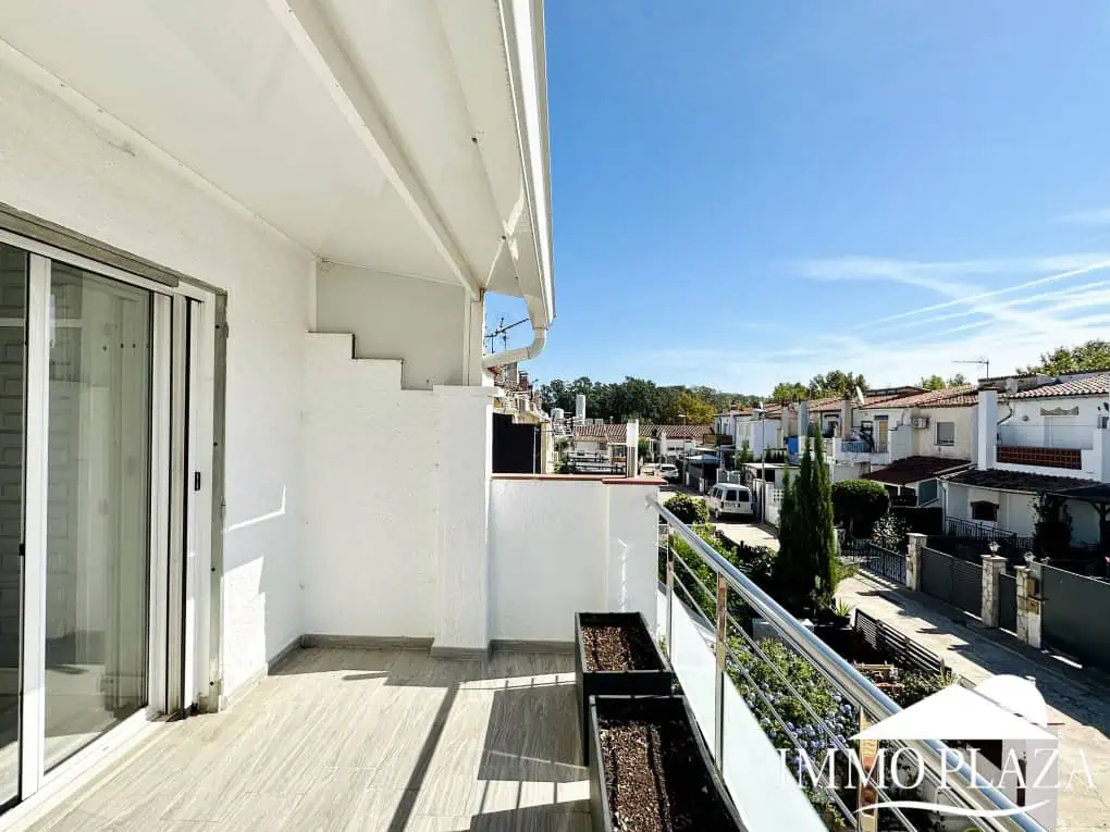 Wunderschön renoviertes Haus mit 3 Schlafzimmern, 1 Garage und 1 Privatparkplatz, Gemeinschaftspool – Empuriabrava