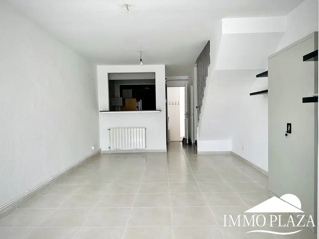 Wunderschön renoviertes Haus mit 3 Schlafzimmern, 1 Garage und 1 Privatparkplatz, Gemeinschaftspool – Empuriabrava