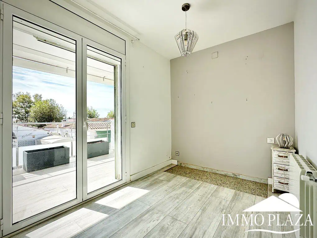 Wunderschön renoviertes Haus mit 3 Schlafzimmern, 1 Garage und 1 Privatparkplatz, Gemeinschaftspool – Empuriabrava