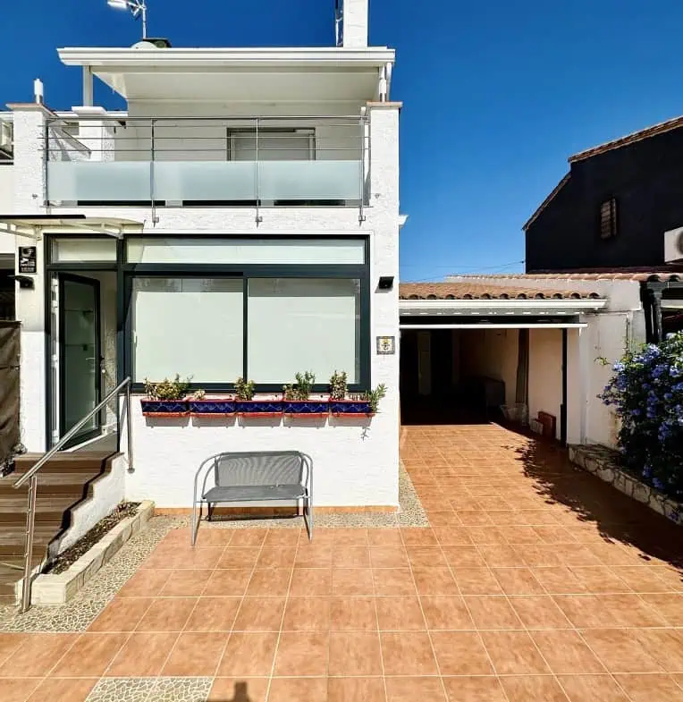 Wunderschön renoviertes Haus mit 3 Schlafzimmern, 1 Garage und 1 Privatparkplatz, Gemeinschaftspool – Empuriabrava