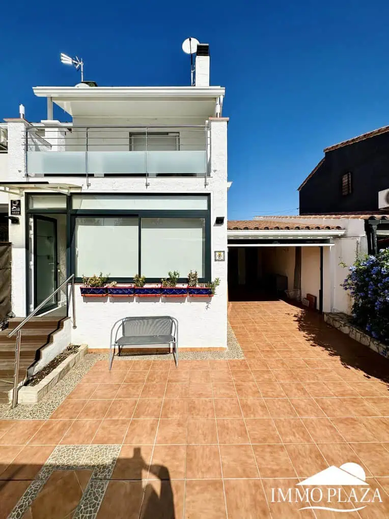 31012024111018_2319_IPH79 Wunderschön renoviertes Haus mit 3 Schlafzimmern, 1 Garage und 1 Privatparkplatz, Gemeinschaftspool – Empuriabrava
