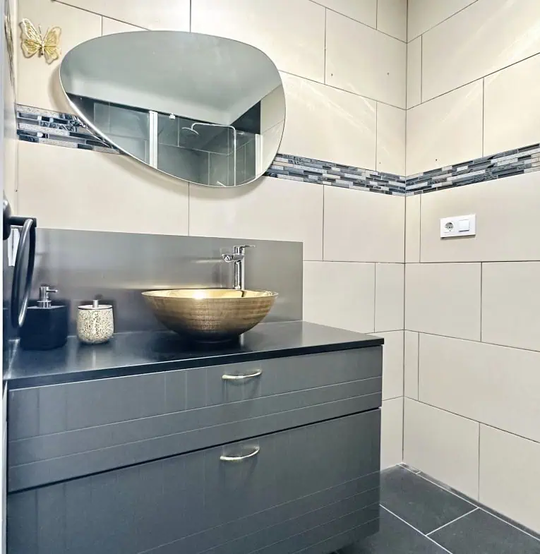 Wunderschön renoviertes Haus mit 3 Schlafzimmern, 1 Garage und 1 Privatparkplatz, Gemeinschaftspool – Empuriabrava