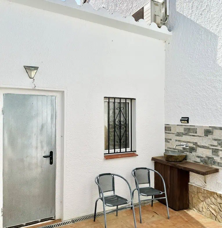 Wunderschön renoviertes Haus mit 3 Schlafzimmern, 1 Garage und 1 Privatparkplatz, Gemeinschaftspool – Empuriabrava