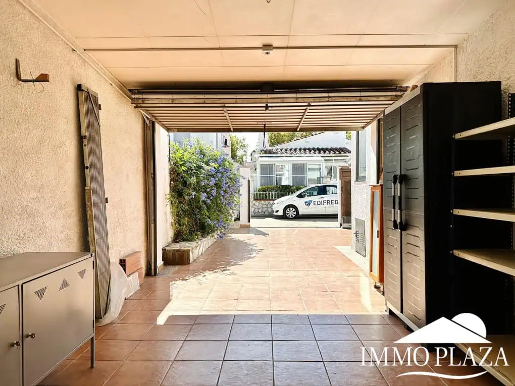 Wunderschön renoviertes Haus mit 3 Schlafzimmern, 1 Garage und 1 Privatparkplatz, Gemeinschaftspool – Empuriabrava
