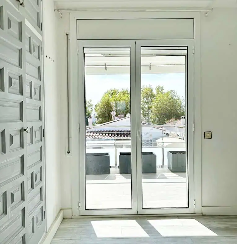 Wunderschön renoviertes Haus mit 3 Schlafzimmern, 1 Garage und 1 Privatparkplatz, Gemeinschaftspool – Empuriabrava