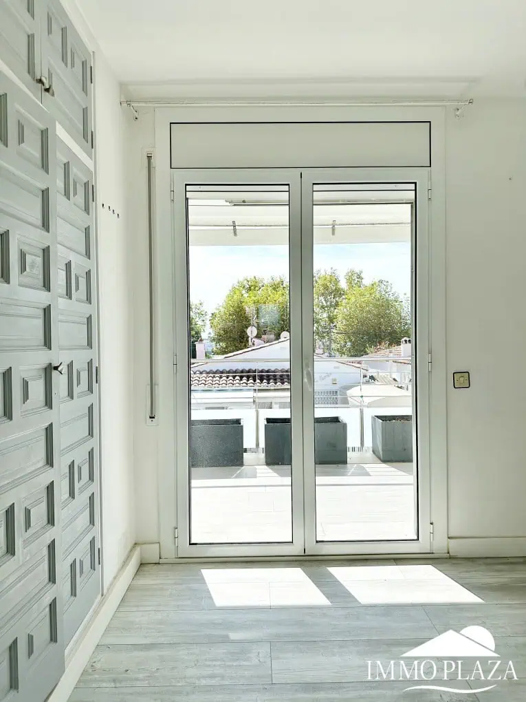 31012024111031_8017_IPH79 Wunderschön renoviertes Haus mit 3 Schlafzimmern, 1 Garage und 1 Privatparkplatz, Gemeinschaftspool – Empuriabrava