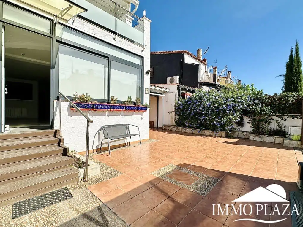 Wunderschön renoviertes Haus mit 3 Schlafzimmern, 1 Garage und 1 Privatparkplatz, Gemeinschaftspool – Empuriabrava