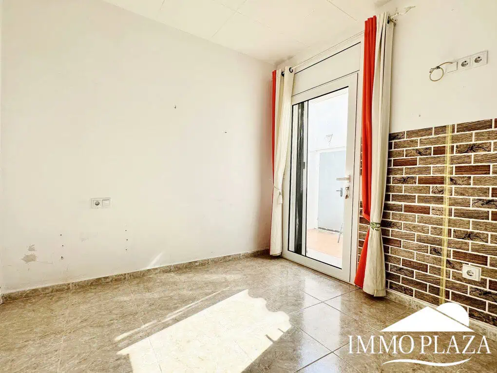 Wunderschön renoviertes Haus mit 3 Schlafzimmern, 1 Garage und 1 Privatparkplatz, Gemeinschaftspool – Empuriabrava
