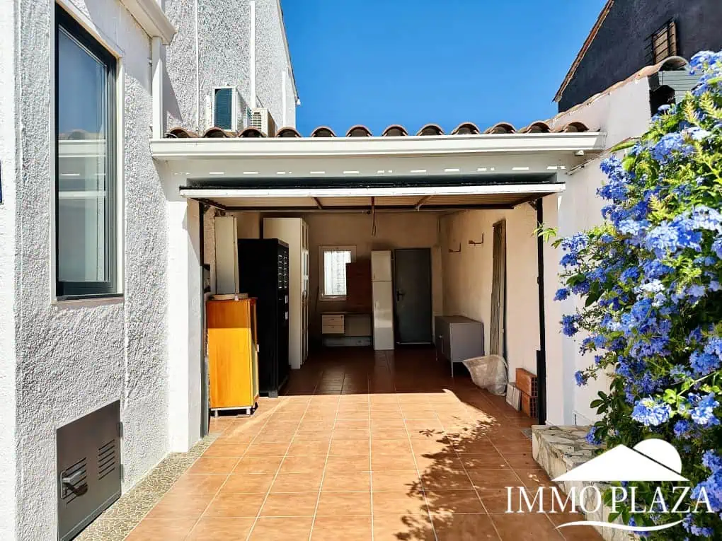 Wunderschön renoviertes Haus mit 3 Schlafzimmern, 1 Garage und 1 Privatparkplatz, Gemeinschaftspool – Empuriabrava