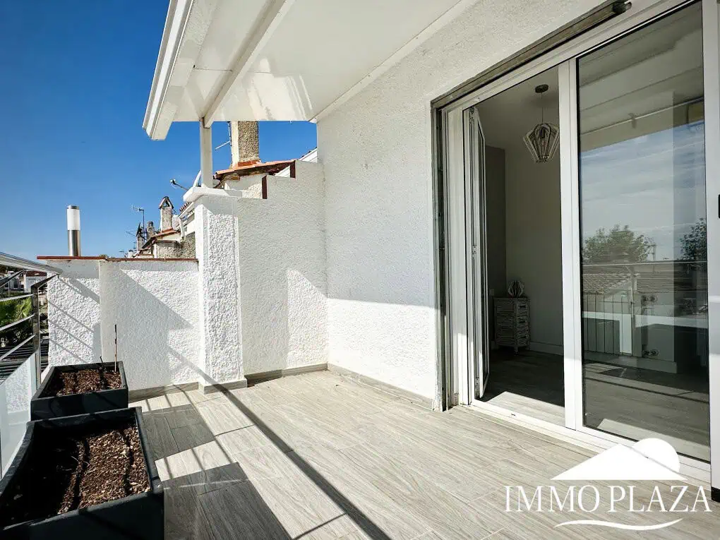 Wunderschön renoviertes Haus mit 3 Schlafzimmern, 1 Garage und 1 Privatparkplatz, Gemeinschaftspool – Empuriabrava