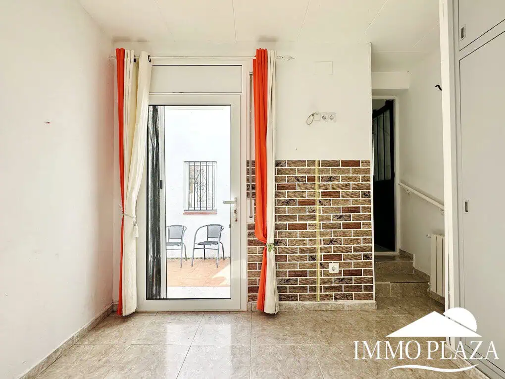 Wunderschön renoviertes Haus mit 3 Schlafzimmern, 1 Garage und 1 Privatparkplatz, Gemeinschaftspool – Empuriabrava