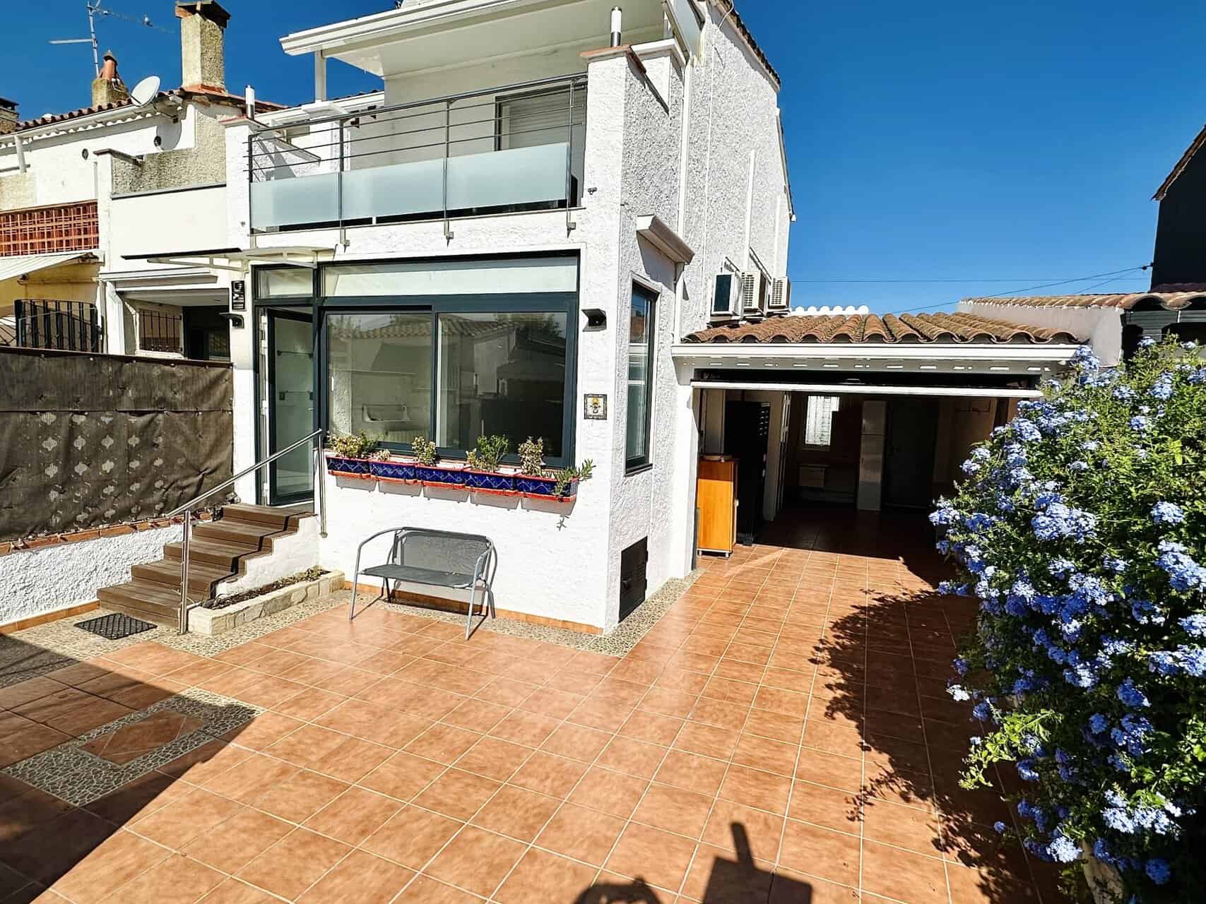 31012024164602_590 Wunderschön renoviertes Haus mit 3 Schlafzimmern, 1 Garage und 1 Privatparkplatz, Gemeinschaftspool – Empuriabrava