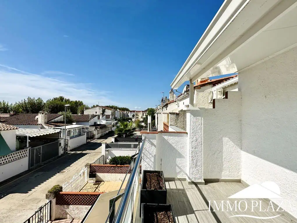 Wunderschön renoviertes Haus mit 3 Schlafzimmern, 1 Garage und 1 Privatparkplatz, Gemeinschaftspool – Empuriabrava
