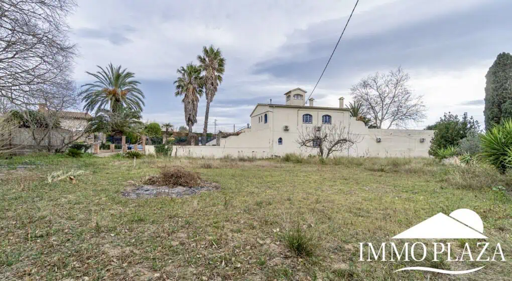 Large family villa on a plot of 3800m2, 7 bedrooms, 5 bathrooms, + outbuilding of 70m2, swimming pool. Costa Brava – Rosas