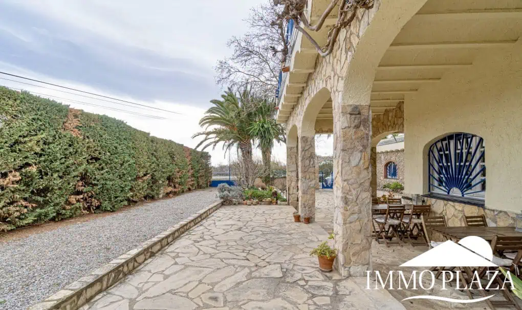 Large family villa on a plot of 3800m2, 7 bedrooms, 5 bathrooms, + outbuilding of 70m2, swimming pool. Costa Brava – Rosas