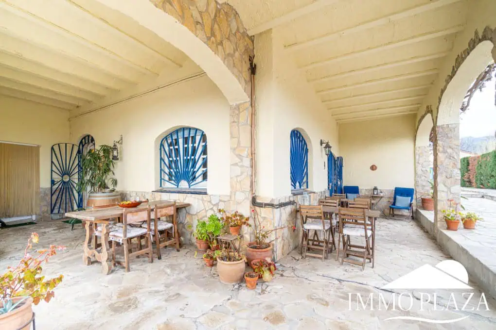 Large family villa on a plot of 3800m2, 7 bedrooms, 5 bathrooms, + outbuilding of 70m2, swimming pool. Costa Brava – Rosas
