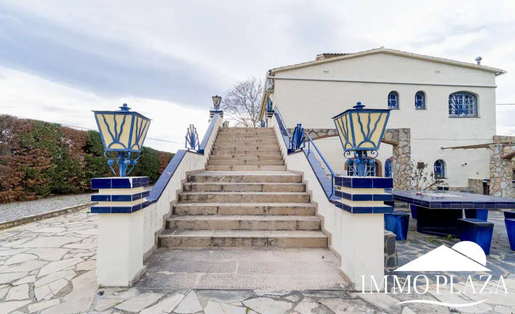 Large family villa on a plot of 3800m2, 7 bedrooms, 5 bathrooms, + outbuilding of 70m2, swimming pool. Costa Brava – Rosas