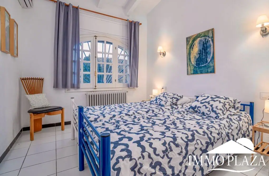 Large family villa on a plot of 3800m2, 7 bedrooms, 5 bathrooms, + outbuilding of 70m2, swimming pool. Costa Brava – Rosas