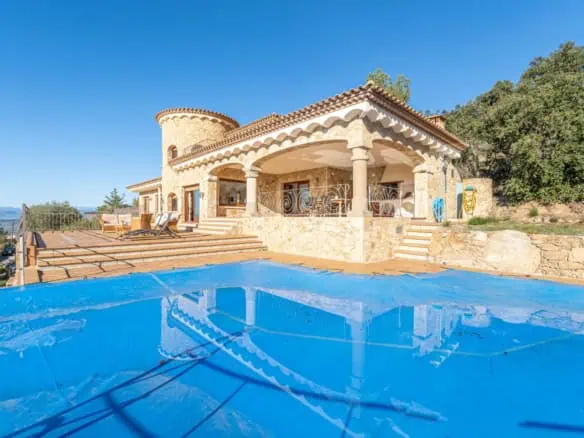 With Tourist licence ! Majestic charming villa with panoramic views of the Bay of Roses – 3 bedrooms – 3 bathrooms – 3 terraces – 1 swimming pool – 1 garage