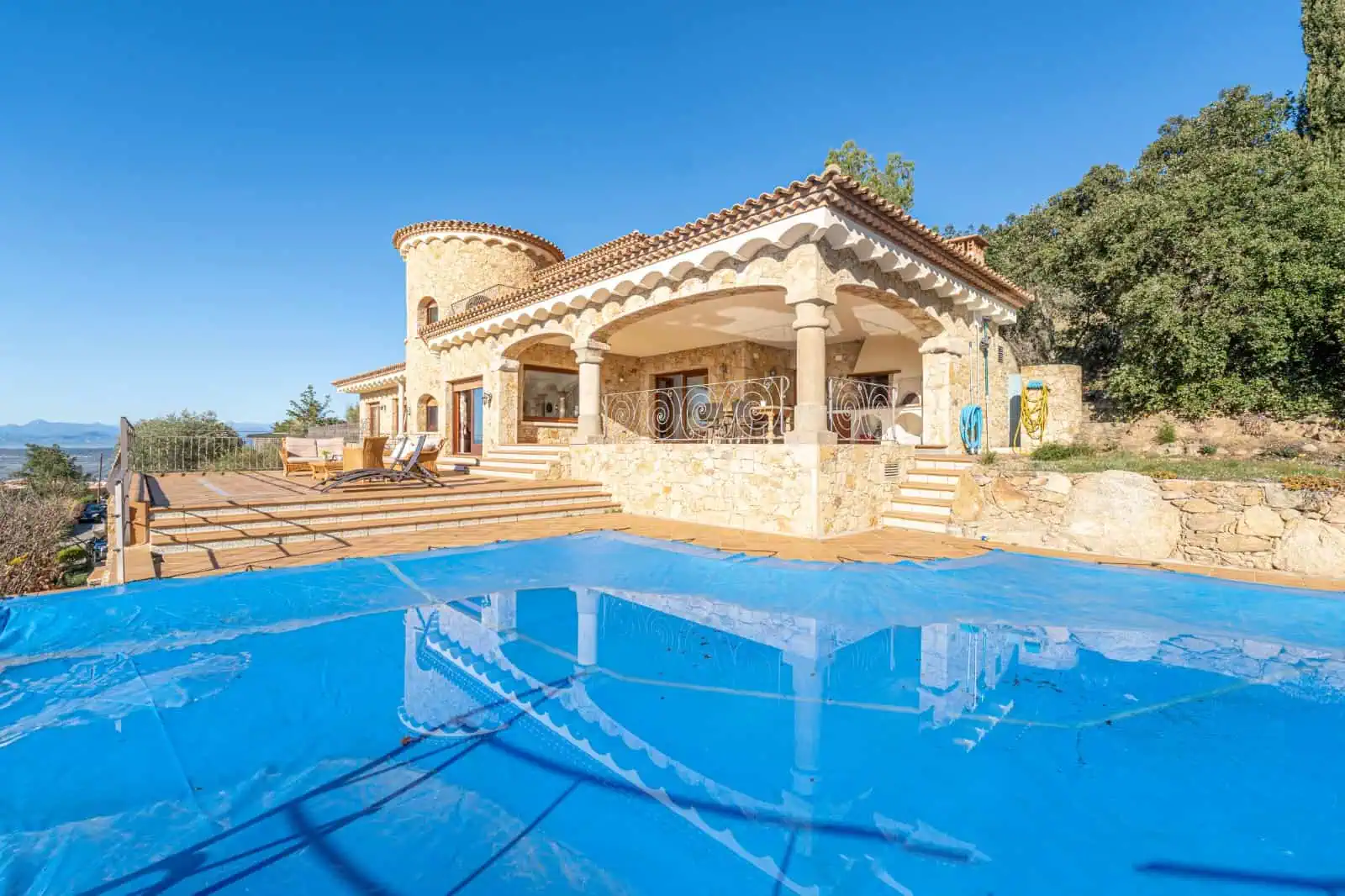 01102025123744_619 With Tourist licence ! Majestic charming villa with panoramic views of the Bay of Roses – 3 bedrooms – 3 bathrooms – 3 terraces – 1 swimming pool – 1 garage