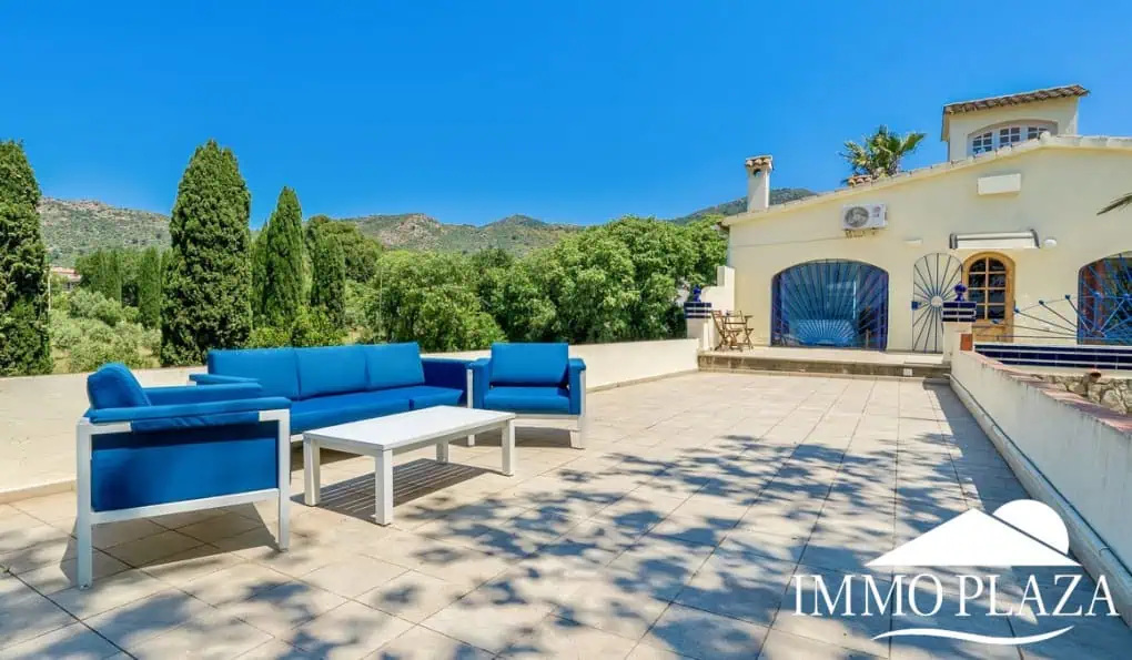 Large family villa on a plot of 3800m2, 7 bedrooms, 5 bathrooms, + outbuilding of 70m2, swimming pool. Costa Brava – Rosas