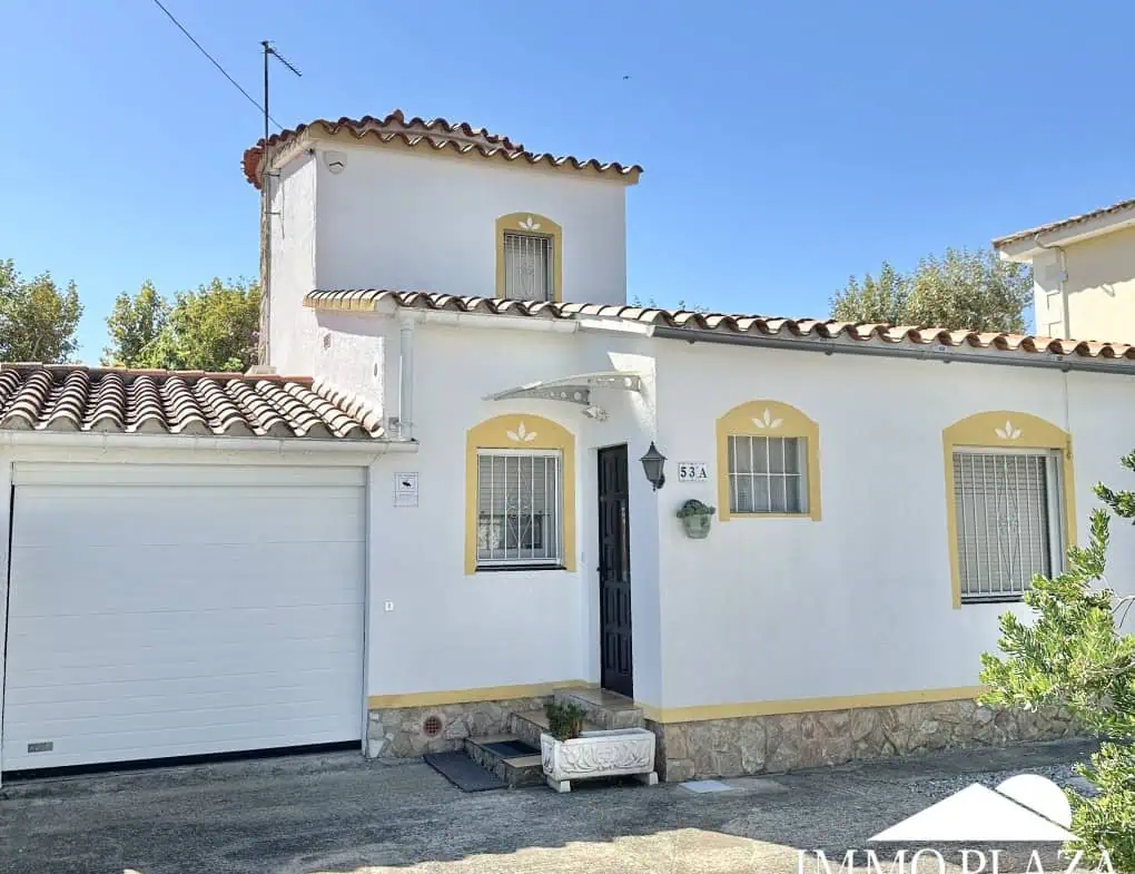 Petite villa située dans un quartier calme et privilégié d’Empuriabrava; près d’un port –  2 chambres, 2 sdb, 1 jardin, 1 garage