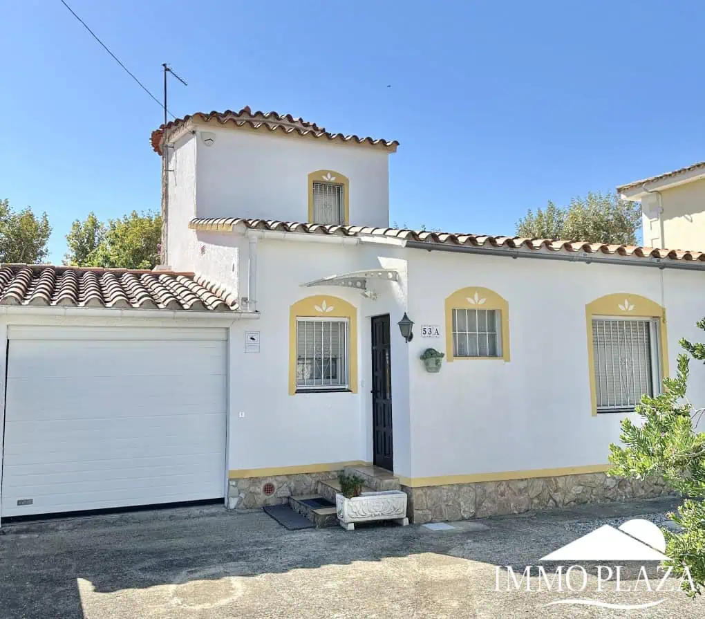 02102024162754_1450_IPV138 Kleine Villa in einer ruhigen und privilegierten Gegend von Empuriabrava nahe Strand und eines Hafens – 2 Schlafzimmer, 2 Badezimmer, 1 Garten, 1 Garage