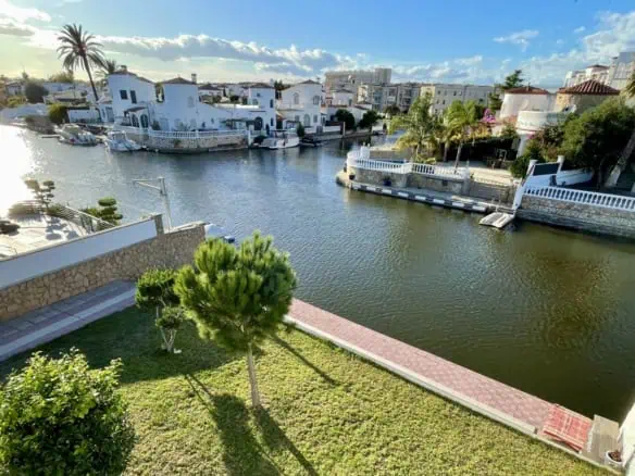RESERVED! Beautiful single storey house, very sunny, 15m mooring, wide canal, 4 private parking spaces, pool possible!