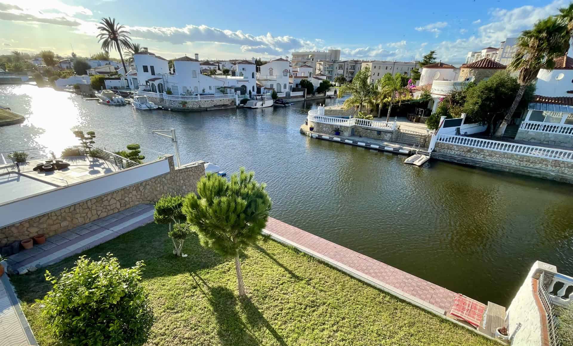 02112023111429_587 RESERVED! Beautiful single storey house, very sunny, 15m mooring, wide canal, 4 private parking spaces, pool possible!