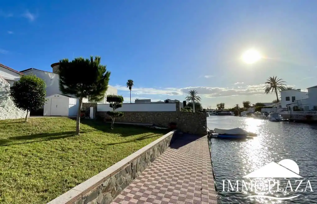 RESERVED! Beautiful single storey house, very sunny, 15m mooring, wide canal, 4 private parking spaces, pool possible!