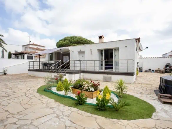 Pretty renovated villa on one level – 3 bedrooms – 2 bathrooms – garage – Empuriabrava