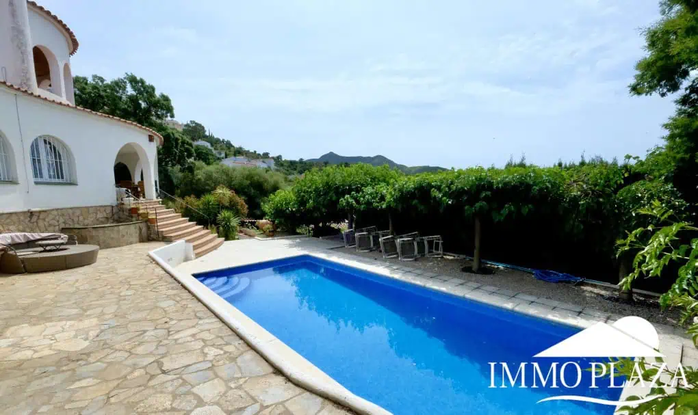 Beautiful villa with fantastic sea views, 4 bedrooms, 3 bathrooms, swimming pool, sauna and a spacious garage – Roses