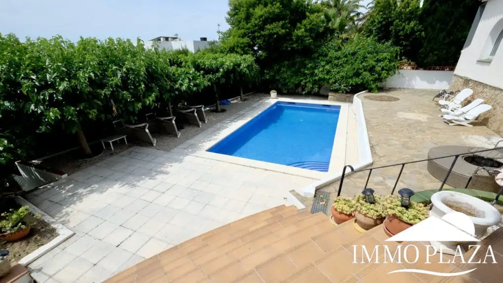 Beautiful villa with fantastic sea views, 4 bedrooms, 3 bathrooms, swimming pool, sauna and a spacious garage – Roses