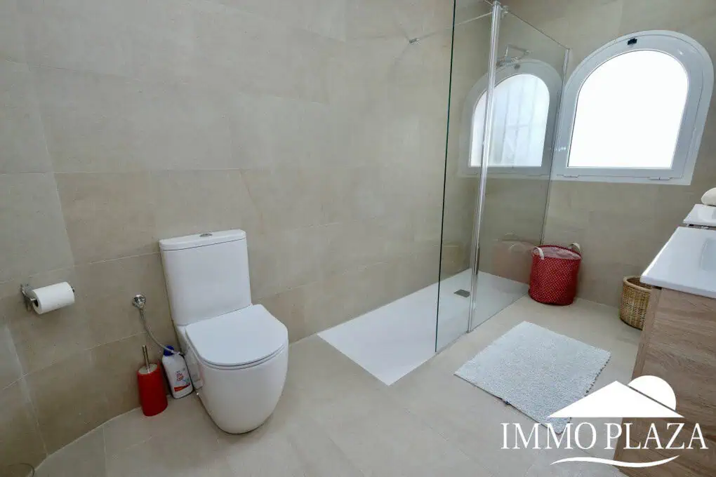 Beautiful villa with fantastic sea views, 4 bedrooms, 3 bathrooms, swimming pool, sauna and a spacious garage – Roses
