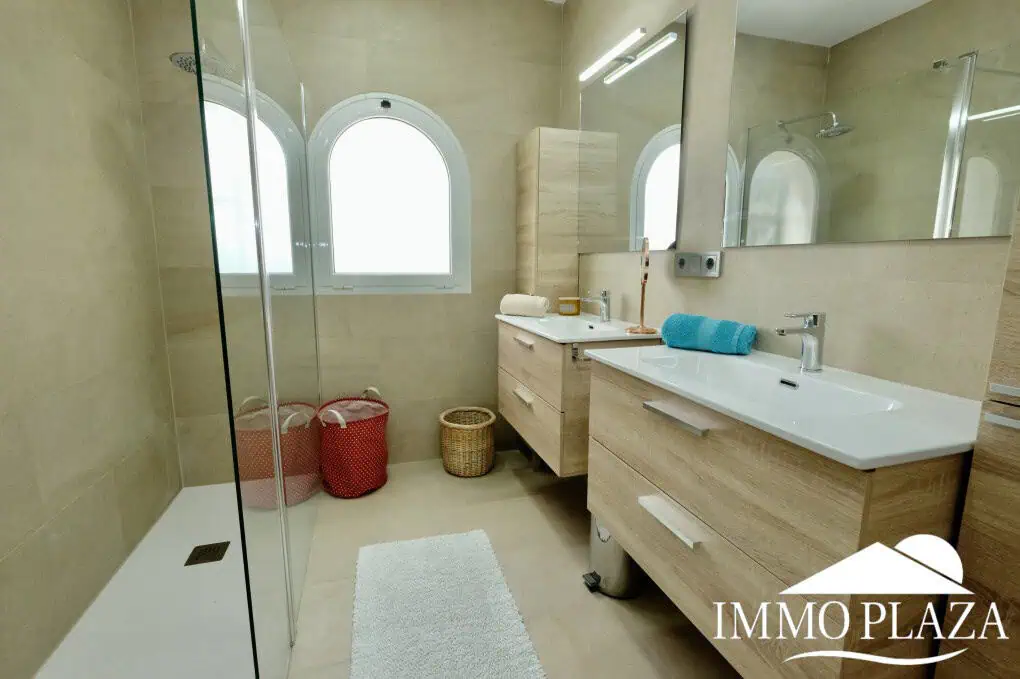 Beautiful villa with fantastic sea views, 4 bedrooms, 3 bathrooms, swimming pool, sauna and a spacious garage – Roses