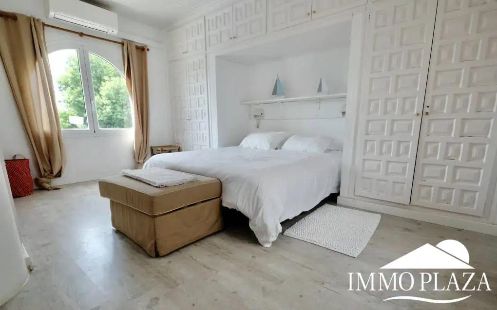 Beautiful villa with fantastic sea views, 4 bedrooms, 3 bathrooms, swimming pool, sauna and a spacious garage – Roses