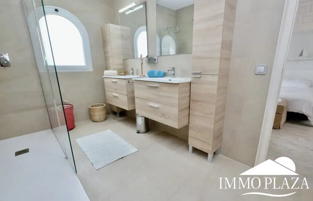 Beautiful villa with fantastic sea views, 4 bedrooms, 3 bathrooms, swimming pool, sauna and a spacious garage – Roses