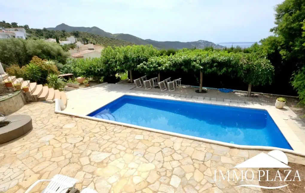 Beautiful villa with fantastic sea views, 4 bedrooms, 3 bathrooms, swimming pool, sauna and a spacious garage – Roses