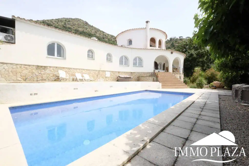 Beautiful villa with fantastic sea views, 4 bedrooms, 3 bathrooms, swimming pool, sauna and a spacious garage – Roses