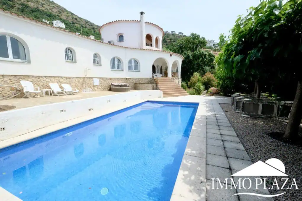 Beautiful villa with fantastic sea views, 4 bedrooms, 3 bathrooms, swimming pool, sauna and a spacious garage – Roses