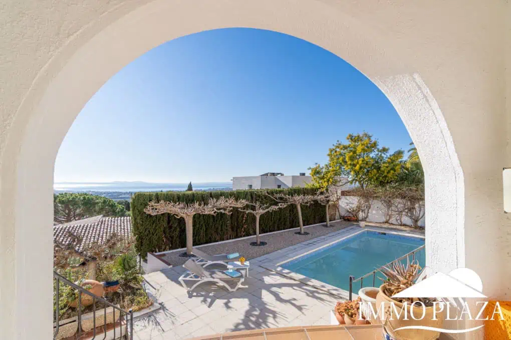 Beautiful villa with fantastic sea views, 4 bedrooms, 3 bathrooms, swimming pool, sauna and a spacious garage – Roses