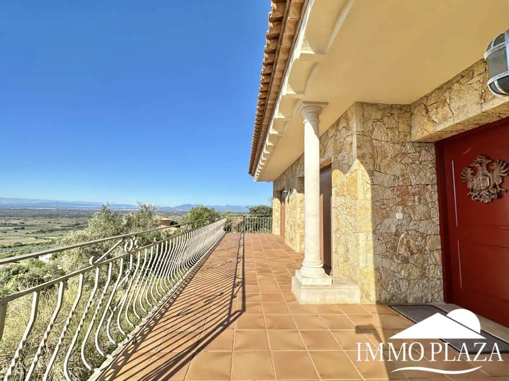 With Tourist licence ! Majestic charming villa with panoramic views of the Bay of Roses – 3 bedrooms – 3 bathrooms – 3 terraces – 1 swimming pool – 1 garage