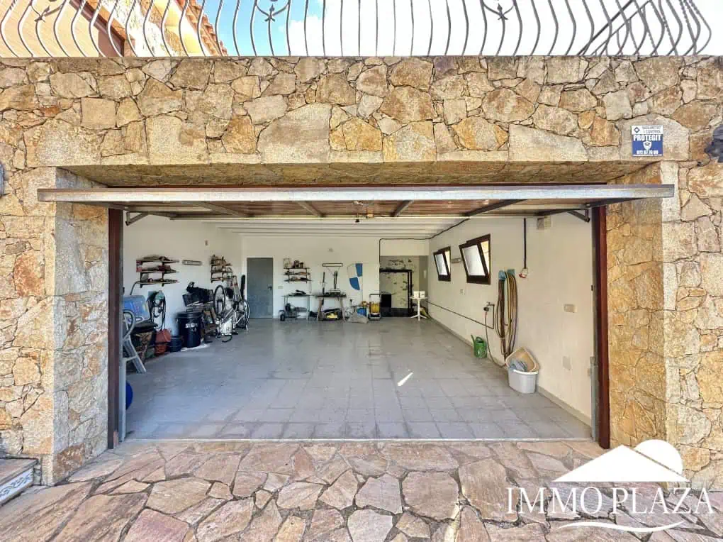 With Tourist licence ! Majestic charming villa with panoramic views of the Bay of Roses – 3 bedrooms – 3 bathrooms – 3 terraces – 1 swimming pool – 1 garage
