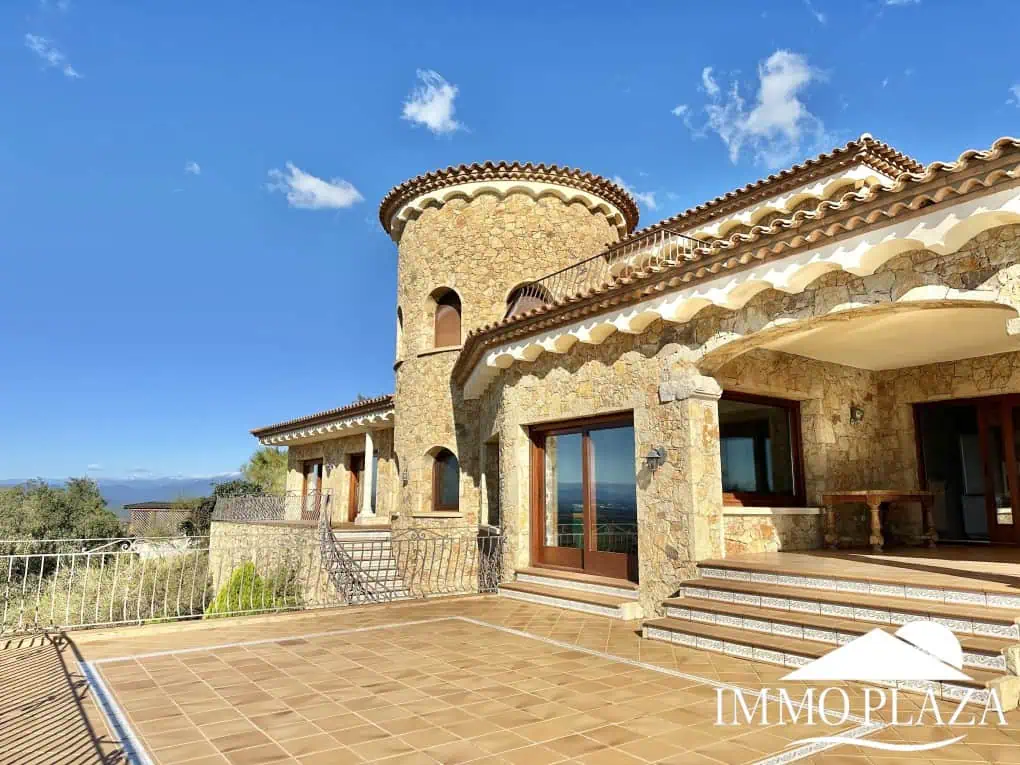 With Tourist licence ! Majestic charming villa with panoramic views of the Bay of Roses – 3 bedrooms – 3 bathrooms – 3 terraces – 1 swimming pool – 1 garage