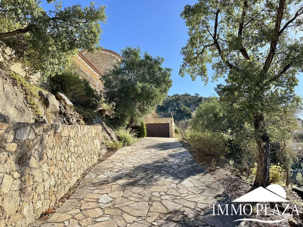 With Tourist licence ! Majestic charming villa with panoramic views of the Bay of Roses – 3 bedrooms – 3 bathrooms – 3 terraces – 1 swimming pool – 1 garage