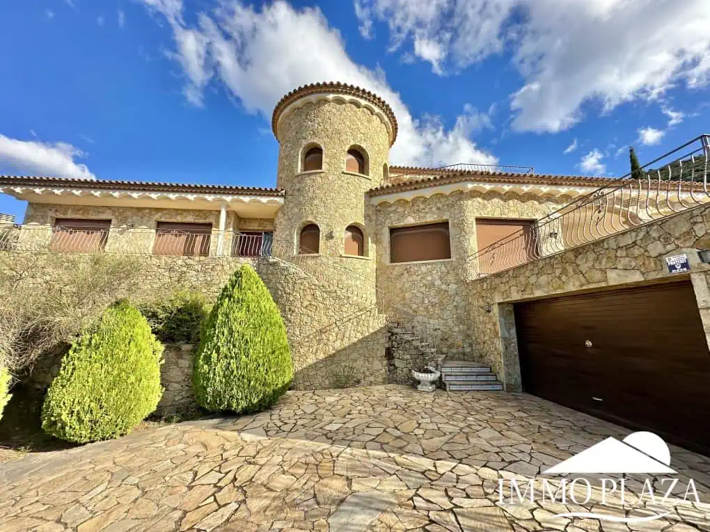 With Tourist licence ! Majestic charming villa with panoramic views of the Bay of Roses – 3 bedrooms – 3 bathrooms – 3 terraces – 1 swimming pool – 1 garage