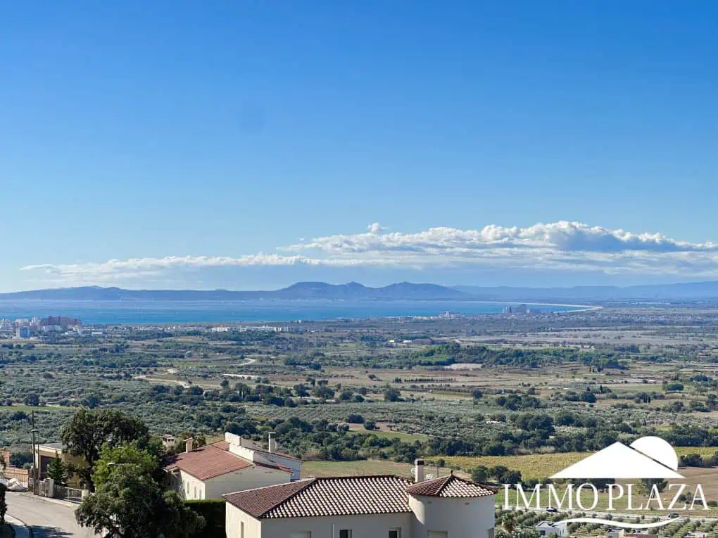 With Tourist licence ! Majestic charming villa with panoramic views of the Bay of Roses – 3 bedrooms – 3 bathrooms – 3 terraces – 1 swimming pool – 1 garage