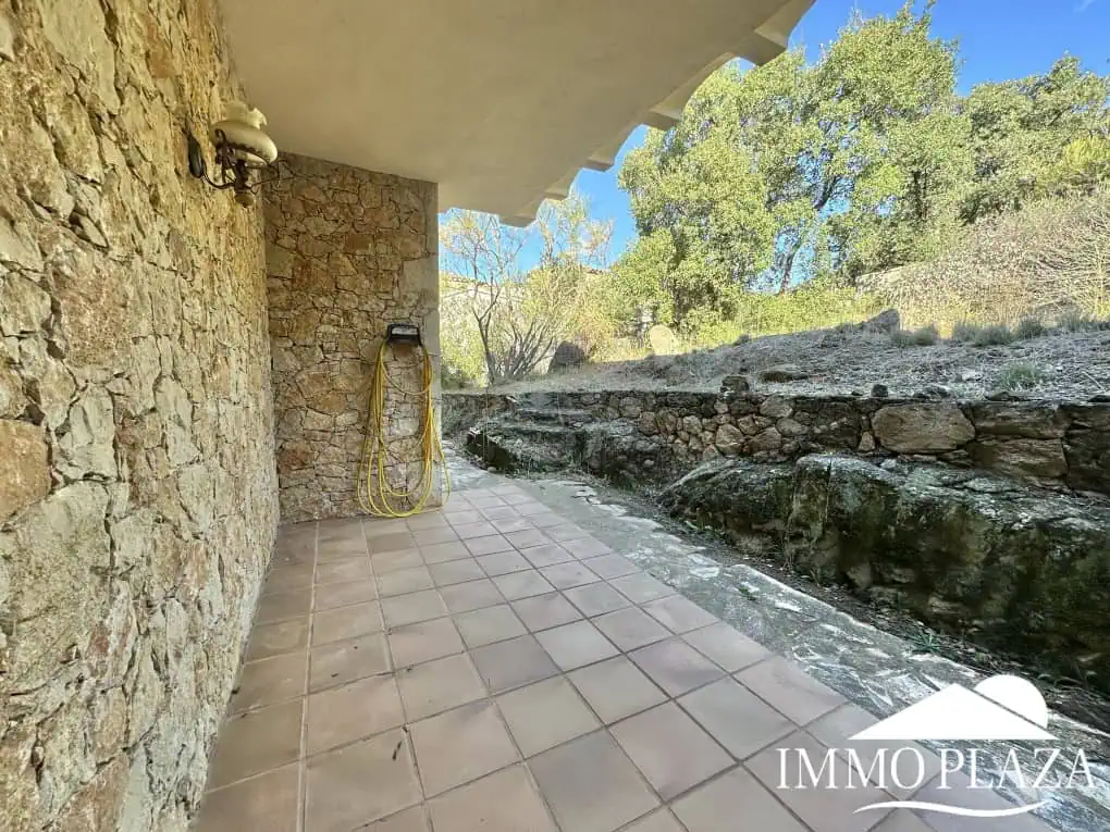 With Tourist licence ! Majestic charming villa with panoramic views of the Bay of Roses – 3 bedrooms – 3 bathrooms – 3 terraces – 1 swimming pool – 1 garage
