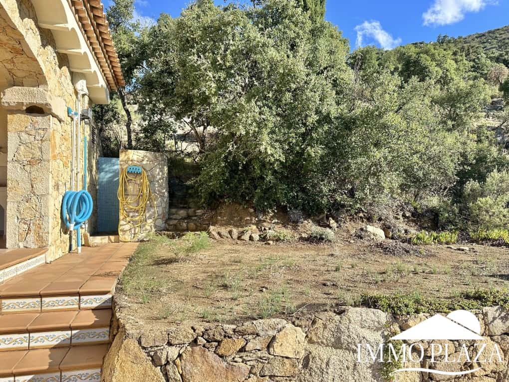 With Tourist licence ! Majestic charming villa with panoramic views of the Bay of Roses – 3 bedrooms – 3 bathrooms – 3 terraces – 1 swimming pool – 1 garage